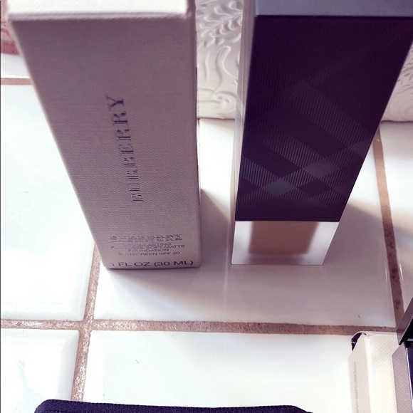 Burberry - Picture 3 of 3